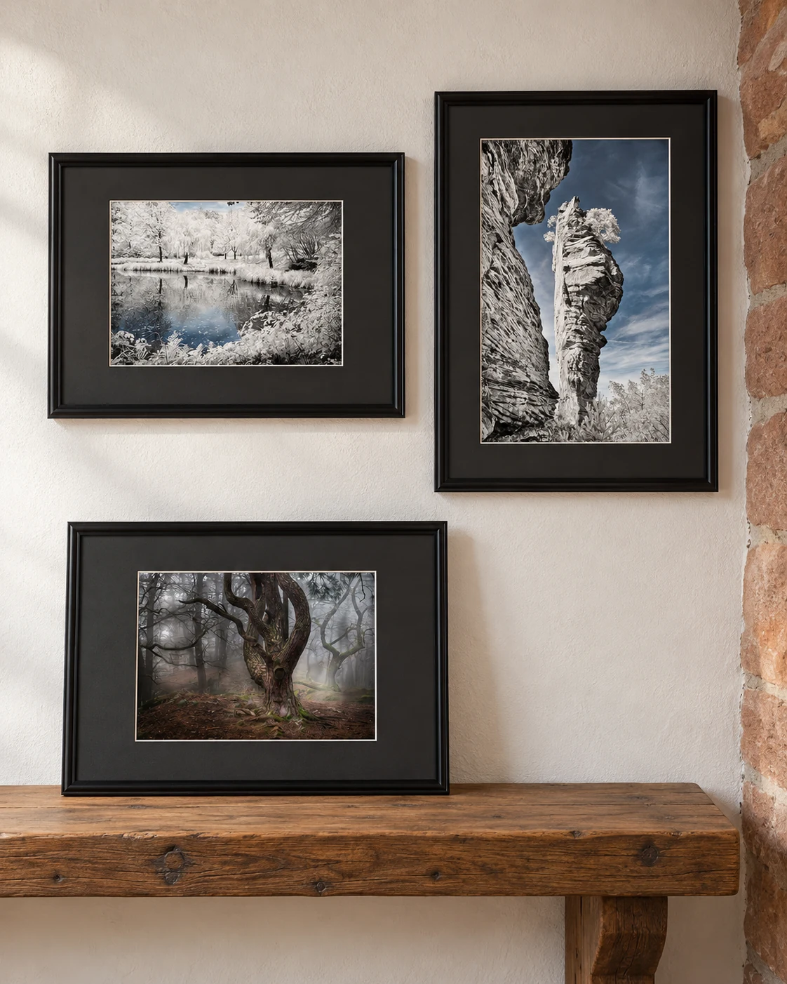 Drei meiner Fotografien als gemeinsame Hängung: Waldlicht, Felsen und Infrarot.