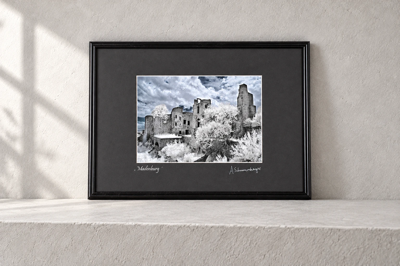 Madenburg Duotone: Burgruine bei Eschbach, im schwarzen Rahmen mit Passepartout, auf einem hellen Sims.