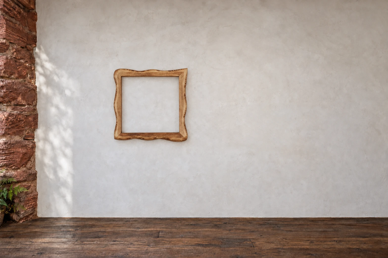 Kiefer · Dunkler Rand. Ein schmales Quadrat mit dunkler Lasur. Die Außenlinie schwingt leicht, während die Öffnung dem Bild eine klare Grenze gibt. An der Galeriewand.