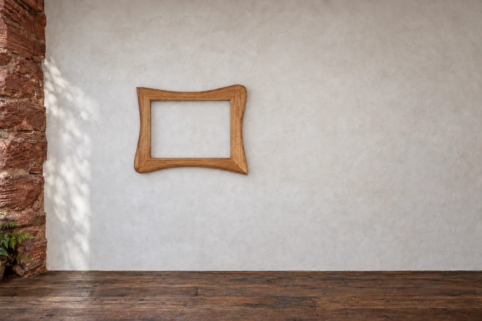 Kiefer · Braune Diagonale. Ein dunkler Kiefernrahmen mit feiner, unregelmäßiger Zeichnung. Zwei runde und zwei spitze Ecken halten die Form in Bewegung. An der Galeriewand.